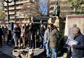 El hortelano, Julio Rebollo, durante su intervención con la estatua del poeta al fondo.