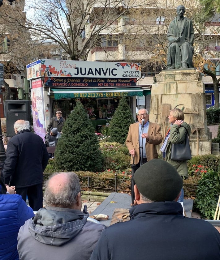 Imagen secundaria 2 - En la foto superior, la viuda y los hijos de Antonio Luis Suárez durante el reconocimiento que se le hizo al músico, fallecido en diciembre. Debajo un momento del acto, que contó con recitales y disertaciones poéticas como la de Ángel Estrada, sobre estas líneas con la estatua del Gabriel y Galán detrás.