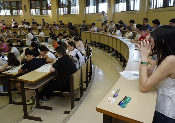 Alumnos extremeños en un examen de selectividad el pasado junio.