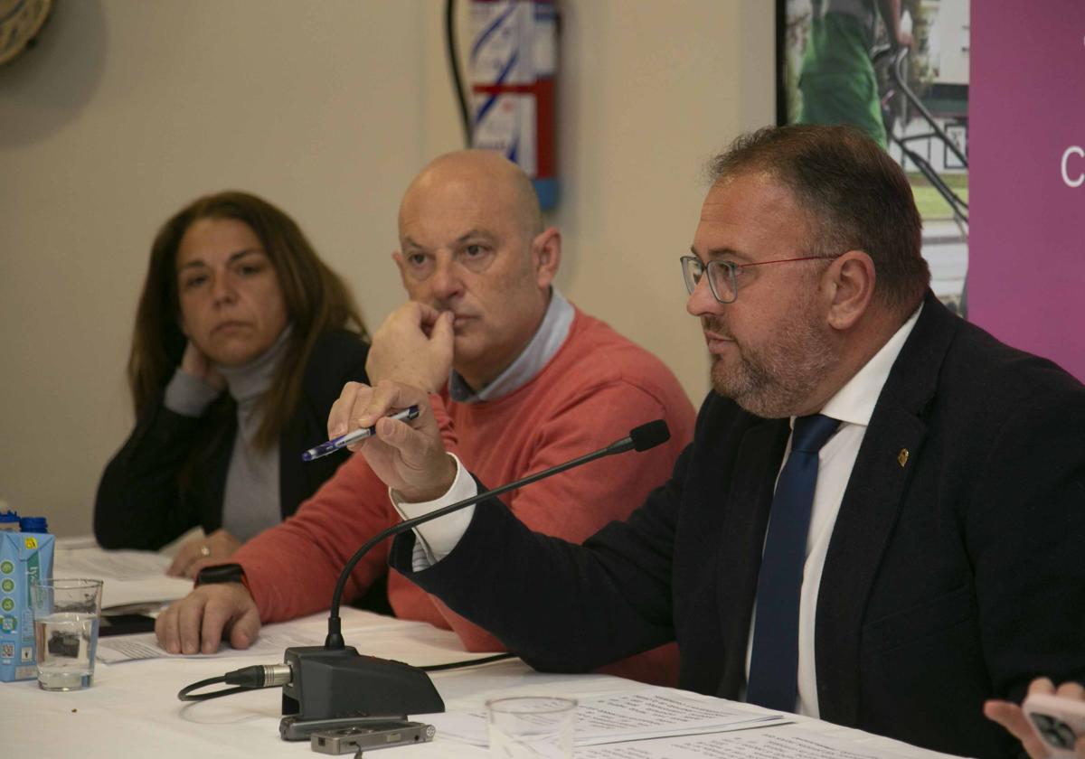 Antonio Rodríguez Osuna, junto a Julio César Fuster y Silvia Fernández.