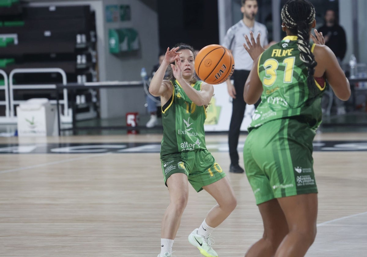 Alicia Morales reparte juego en el duelo entre el Al-Qázeres y el Azul Marino Mallorca.