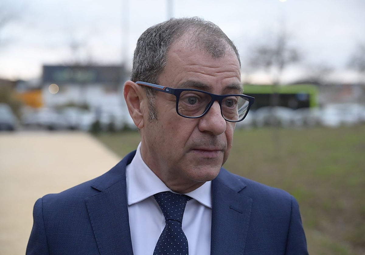 El abogado de Manos Limpias, José María Bueno, a las puertas del juzgado de Badajoz el día de las declaraciones de testigos sobre el caso del hermano del presidente del Gobierno.