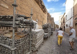 Andamios apilados para la segunda fase de la rehabilitación de la muralla.