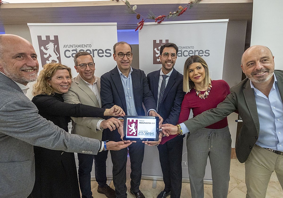 Rafael Mateos y Ángel Orgaz, concejal de Economía, en el centro, con otros miembros del Gobierno local.