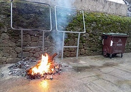 Restos del fuego de uno de los contenedores, ayer.