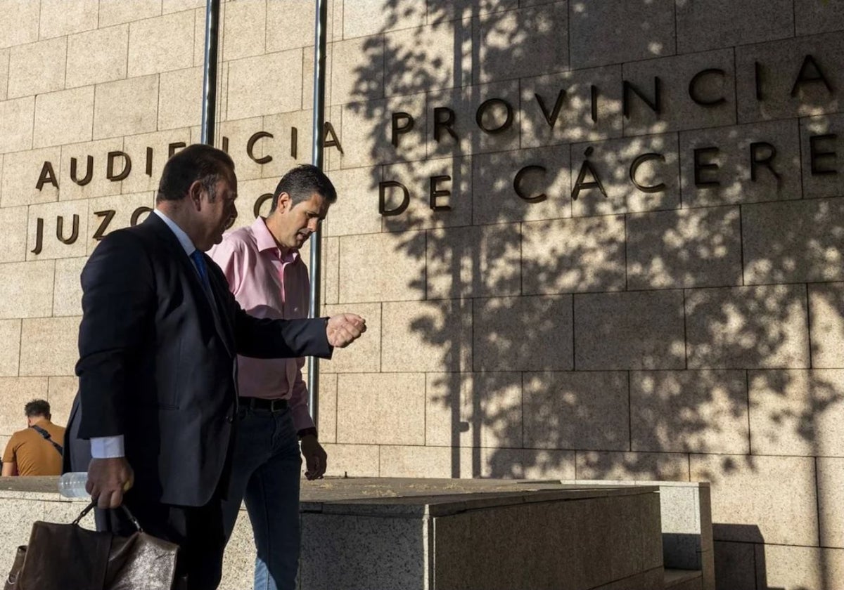 Benedicto Cacho y su abogado, Emilio Cortés, acceden al Palacio de Justicia.