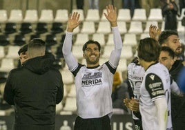 Sergi Segura, que celebra la última victoria del Mérida, será el sustituto de Climent en el lateral zurdo.