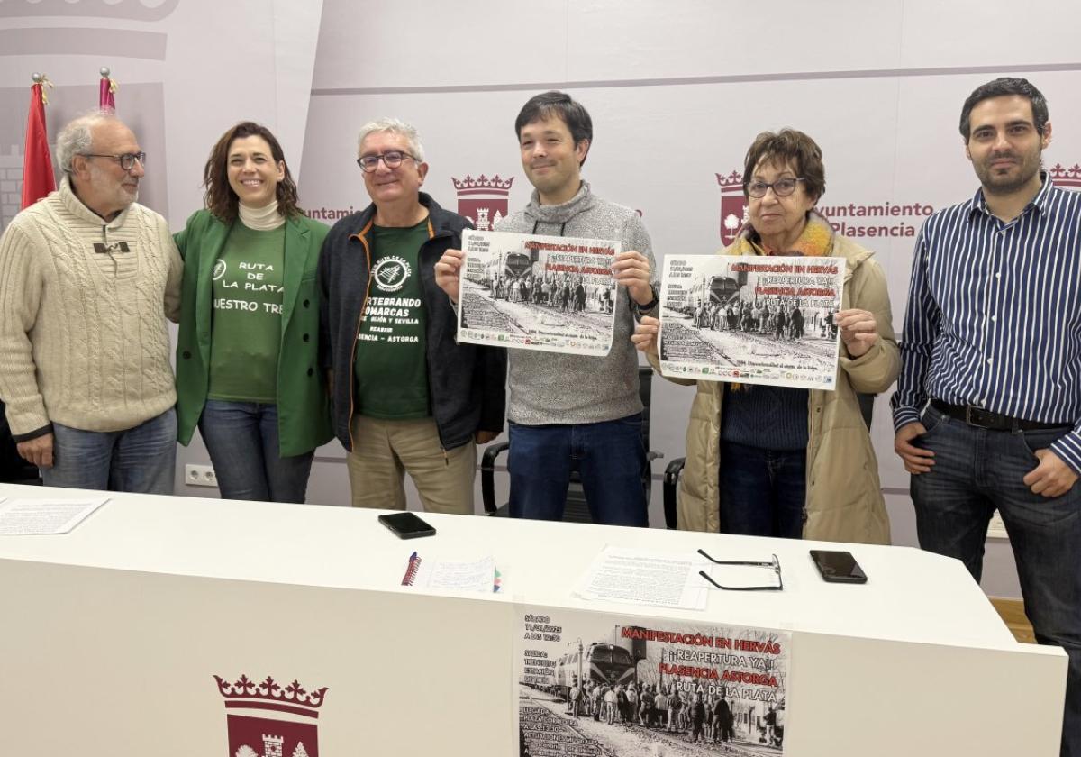 Mavi Mata, concejala de Unidas Podemos, fue la anfitriona de la presentación de la manifestación en Hervás.