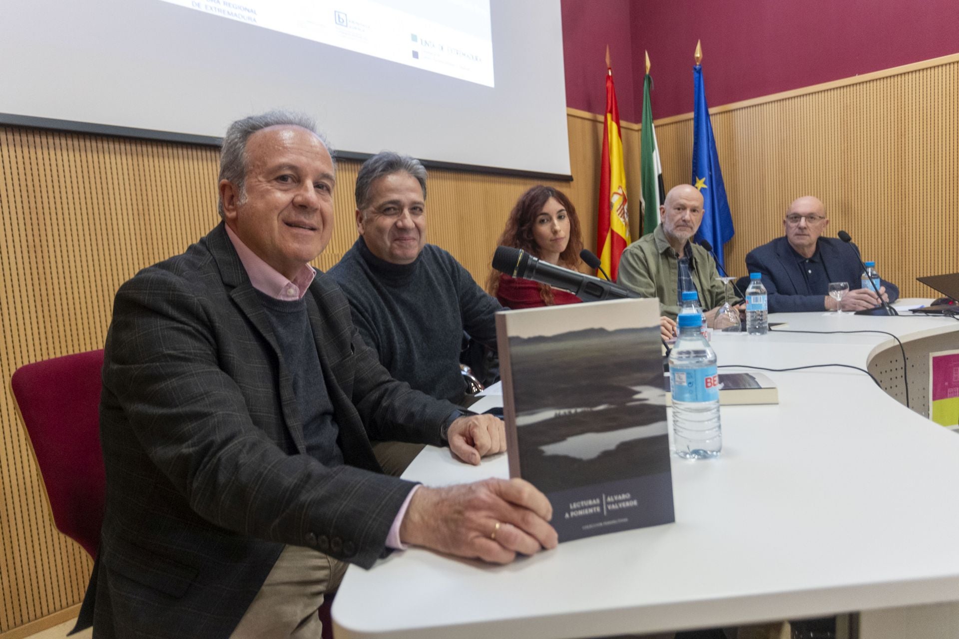 Presentación de 'Lecturas a poniente', de Álvaro Valverde, en la Biblioteca Pública de Cáceres.