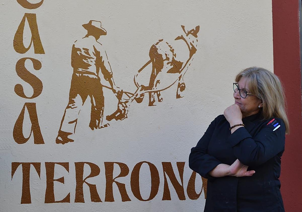 La imagen del tío Pedro, conocido como 'Terrón' arando es toda una declaración de intenciones. Era el padre de Maribel, que posa orgullosa junto al emblema.