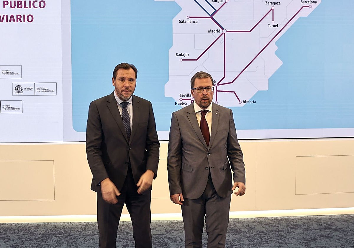 El ministro de Transportes, Óscar Puente, y el presidente saliente de Renfe, Raül Blanco.