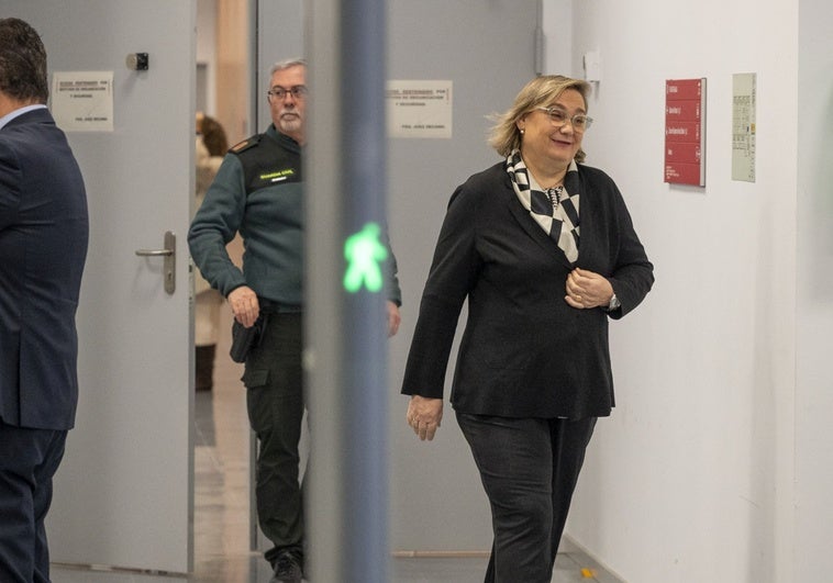 La inspectora regional de la Agencia Tributaria en Badajoz, María Encarnación Cabezas Martín, tras salir de la sala de vistas esta semana, cuando testificó en el caso Azagra por el informe sin membrete.