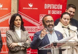 Miguel Ángel Morales y varios diputados provinciales en su comparecencia de este viernes.