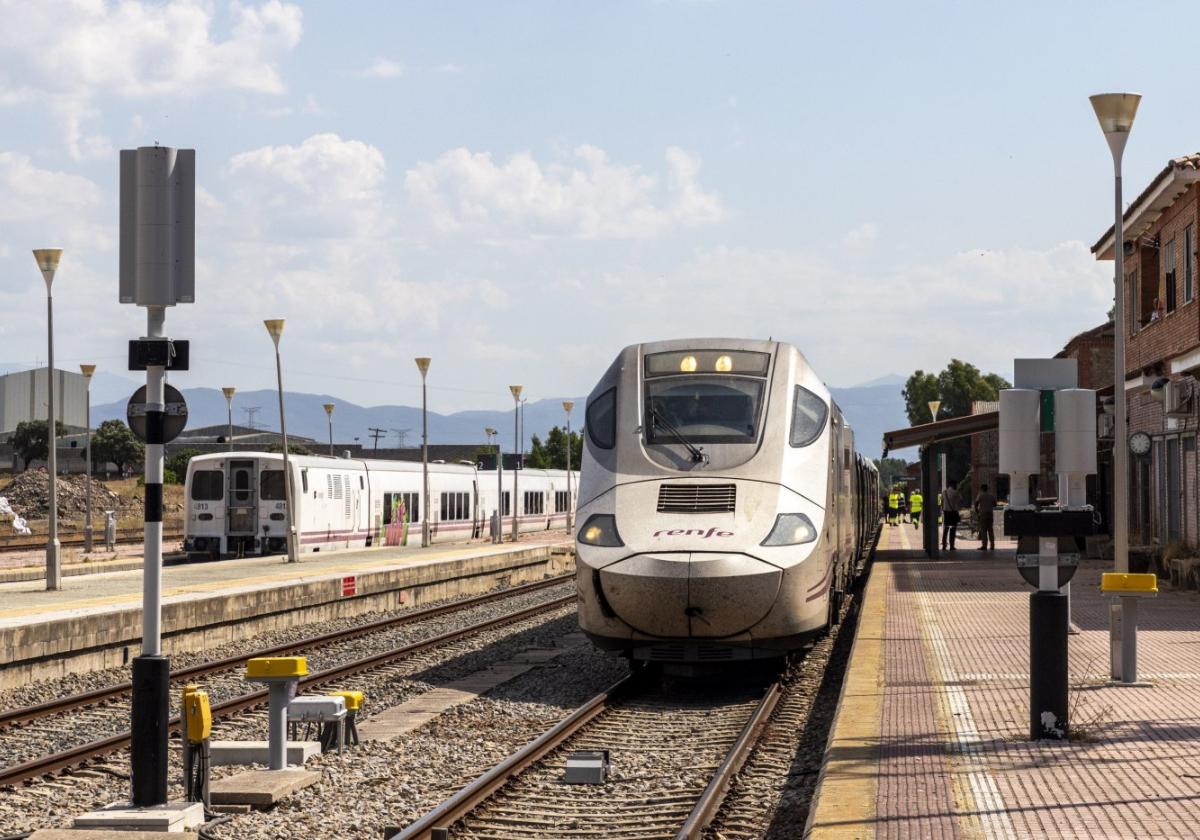 Entrada de uno de los trenes Alvia que circulan en la región, en la estación de Monfragüe.