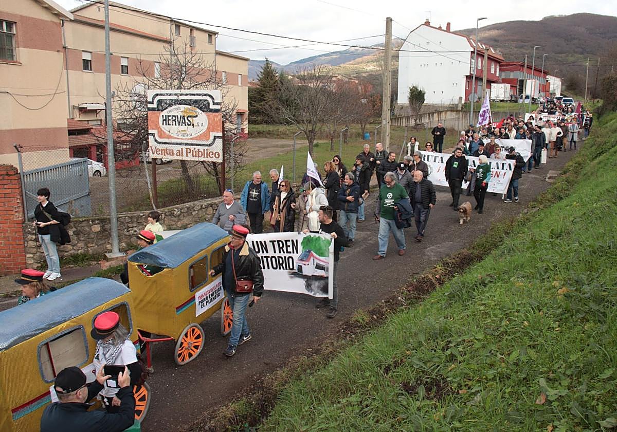El trenecito como símbolo. Un colorido convoy encabezó la marcha durante 1 kilómetro.