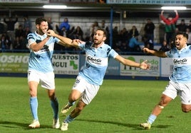 Juanjo Chavalés festeja el tanto del triunfo en el descuento.