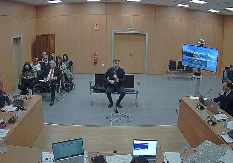 David Sánchez responde a las preguntas de la jueza Beatriz Biedma en un juzgado de Badajoz.
