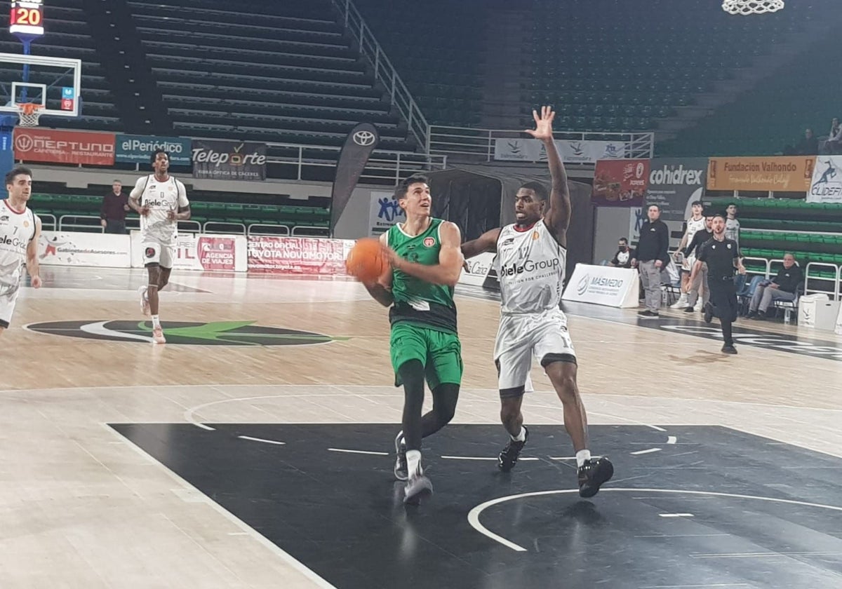 Pedro García entra a canasta en el duelo entre el Cáceres y el Biele disputado en el Multiusos.