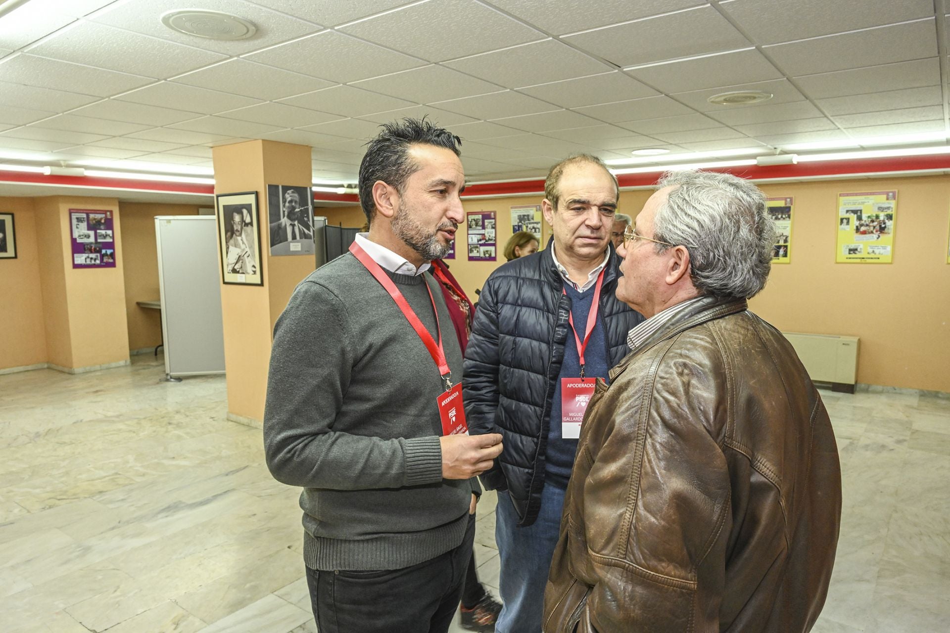 Los militantes del PSOE de Extremadura votan para elegir a su secretario general