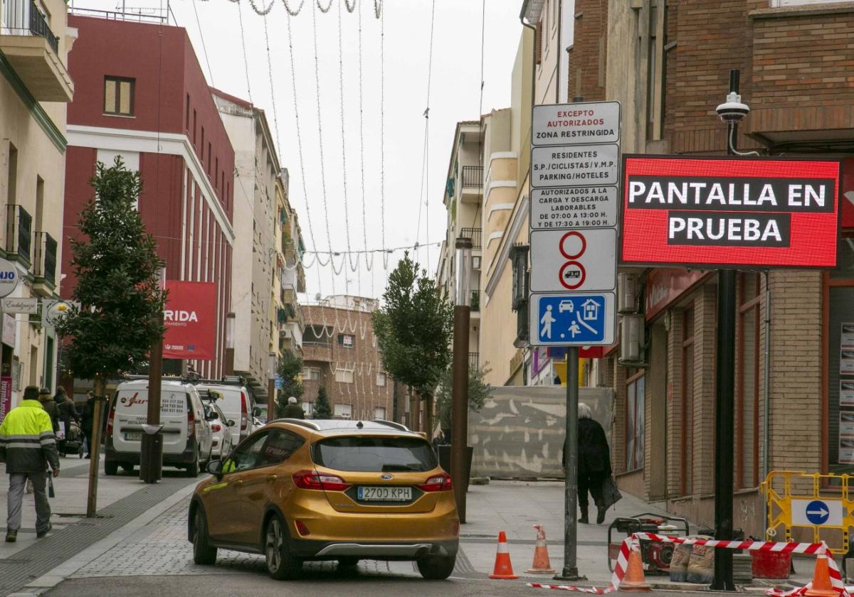 Calle Valverde Lillo con los carteles informando de las limitaciones de paso.