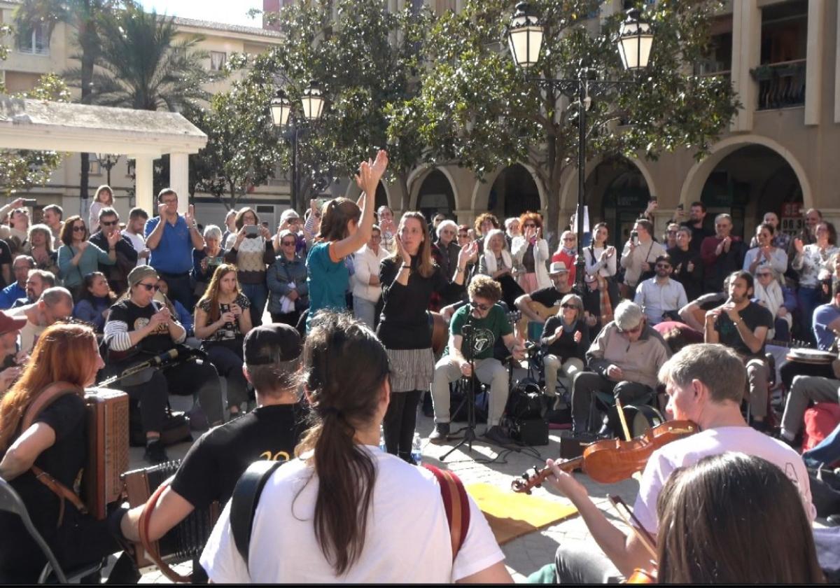 Participantes en la cita solidaria y musical de Paiporta.