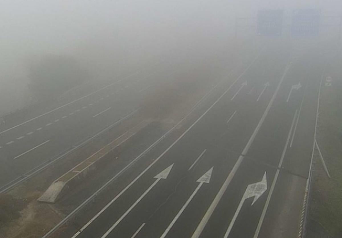 Tramo de la autovía A-5 a la altura de la Navalmoral afectado por la niebla.