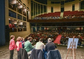 Sorteo de los desfiles de comparsas del Carnaval de Badajoz esta mediodía en el teatro López de Ayala.