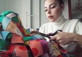 La diseñadora de moda Emma Prieto durante el proceso de elaboración del modelo inspirado en el Jarramplas.