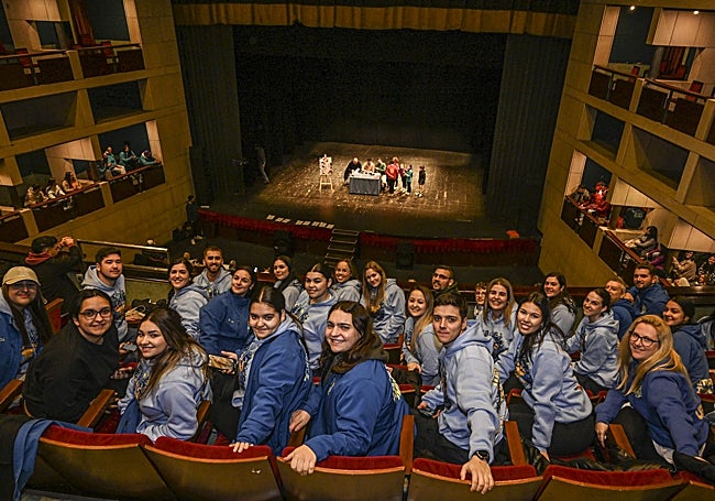 Comparseros esta mañana durante el sorteo en el teatro López de Ayala.