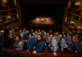 Los miembros de las comparsas siguiendo el sorteo del orden del desfile del Carnaval de Badajoz en el teatro López de Ayala.