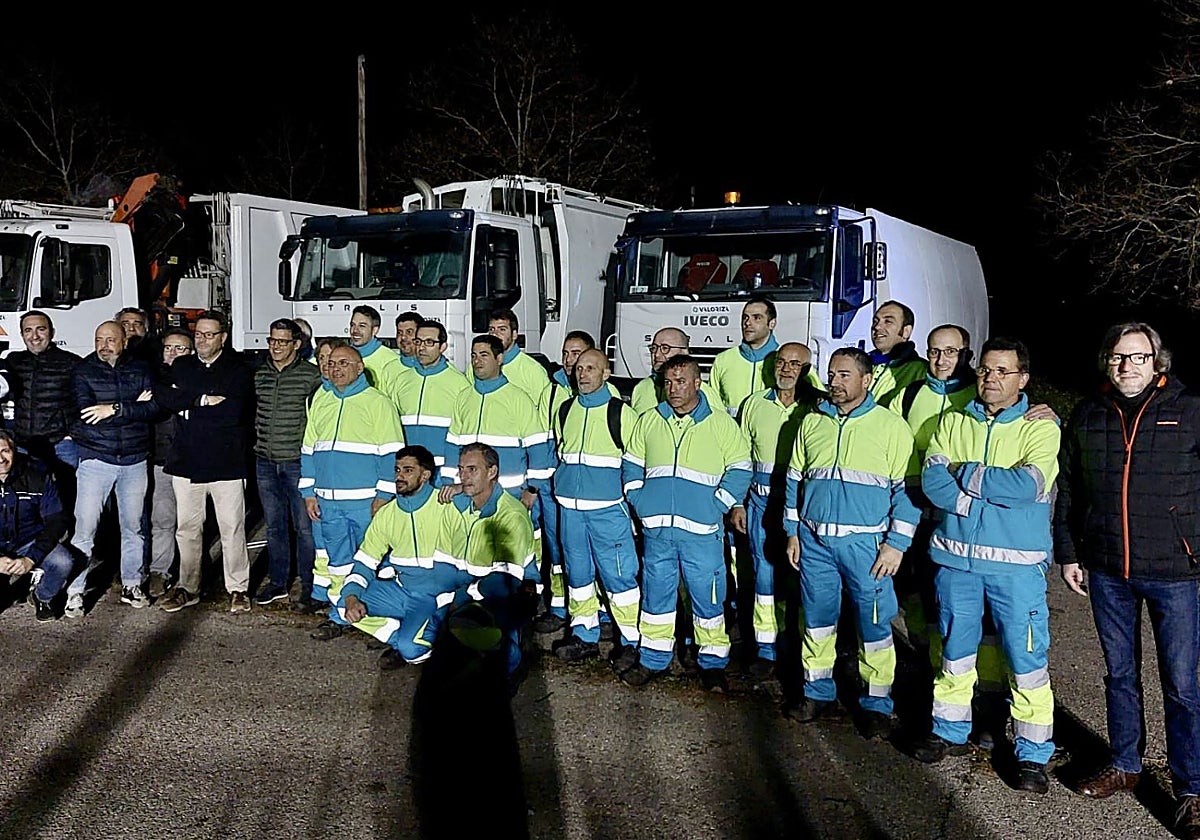 Operarios de Valoriza con técnicos y responsables municipales y de la empresa en el primer servicio.