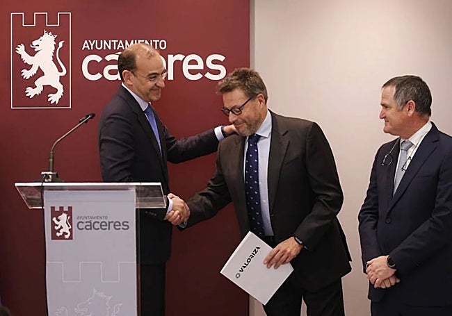 El alcalde y responsables de la empresa en la firma del contrato en enero de 2024.