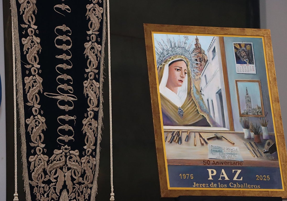 Simpecado de la Virgen de la Paz y cartel conmemorativo de sus 50 años.