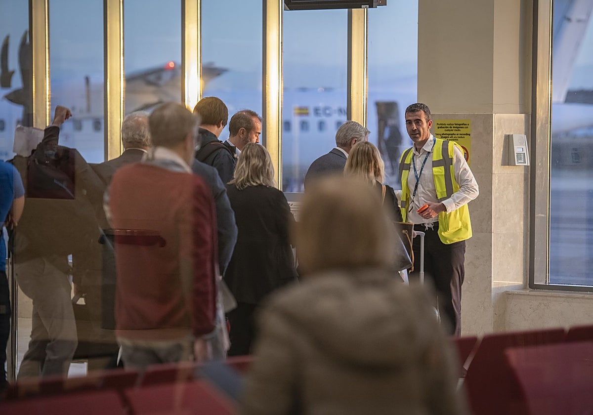 Pasajeros del aeropuerto de Badajoz a punto de embarcar en octubre pasado en un vuelo hacia Madrid.