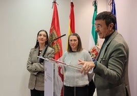 El presidente de la FETRI José Hidalgo durante su intervención junto a la concejala Noelia Rodríguez y la presidenta de la FExTRI Carolina Méndez.