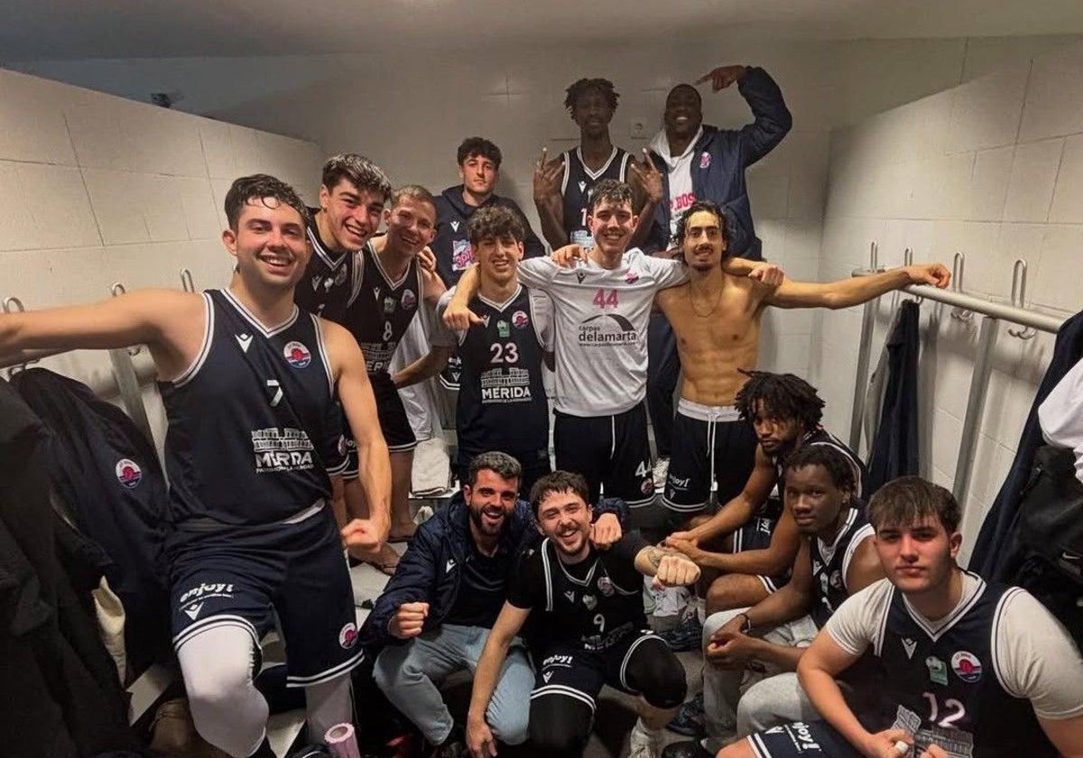 Los jugadores del Bosco Mérida celebran su triunfo en la pista del Sagrado Corazón