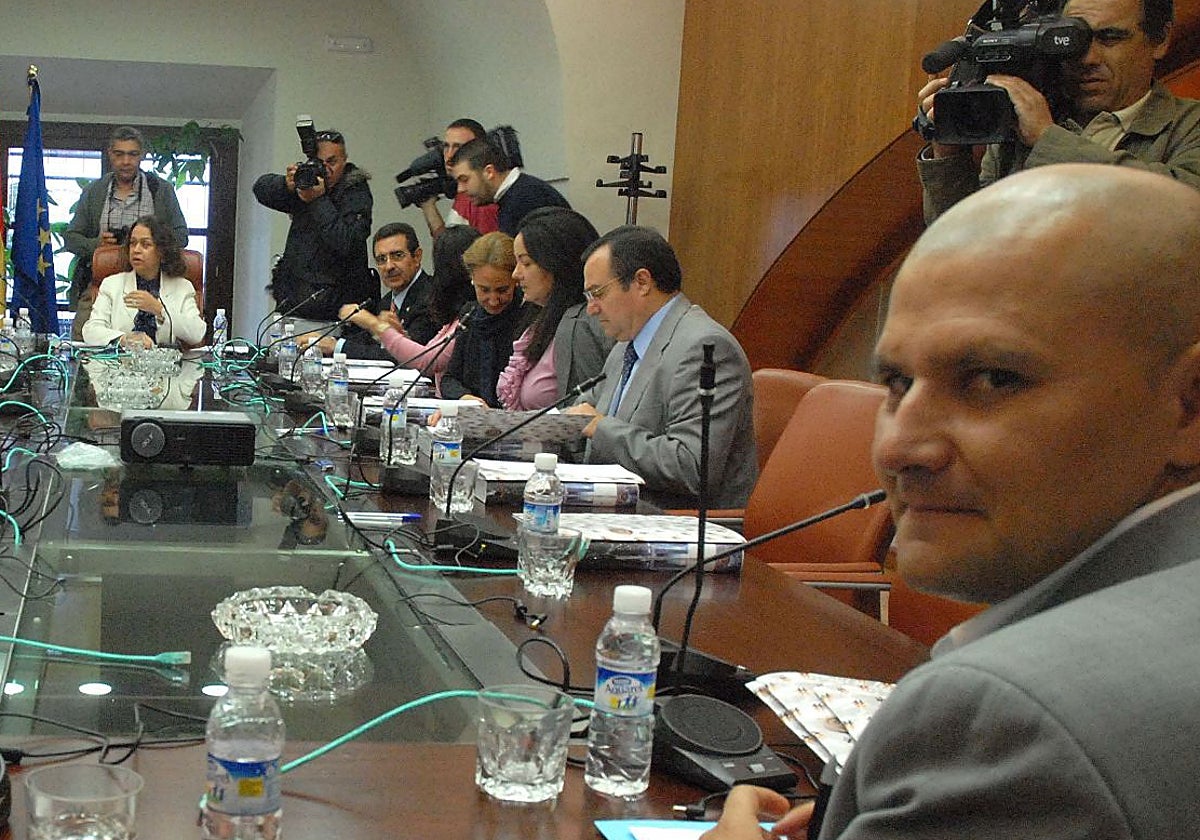 Manuela Holgado, exconsejera de Cultura, preside una reunión del Festival de Mérida (a la derecha, el exgerente Pedro Salguero).