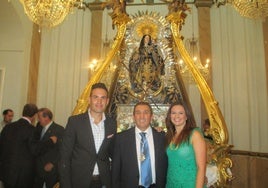 José Montaño con sus hijos tras el pregón de las Fierstas de la Virgen