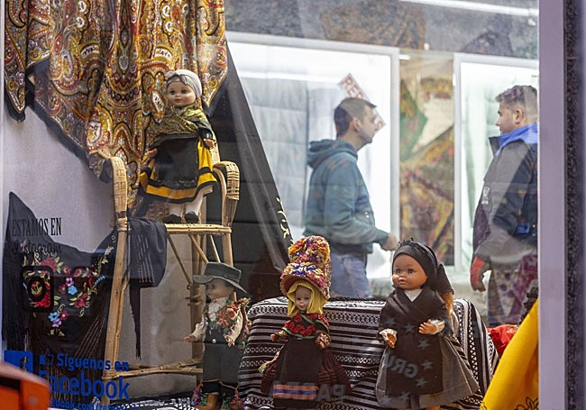 Retales Manolo hace un guiño a las romerías en su escaparate.