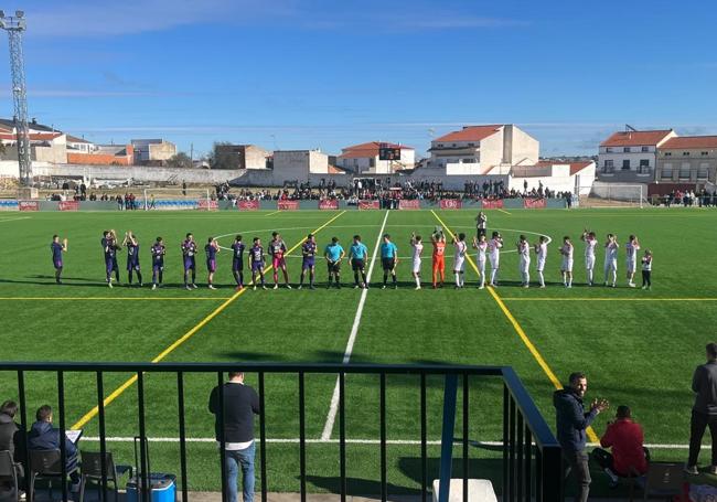 Jugadores en el terreno de juego de Quintana de la Serena.