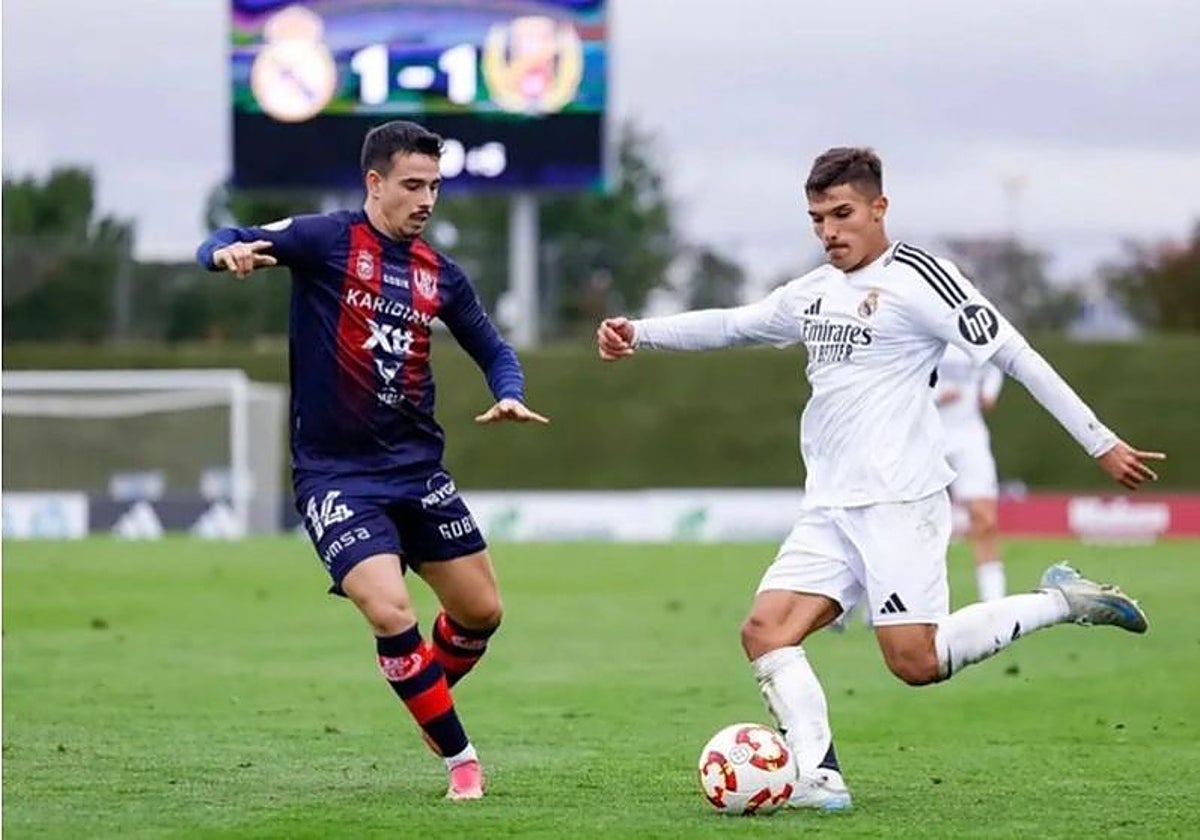 Álex Rodríguez presiona al madridista Asencio durante un partido del Yeclano ante el Castilla.