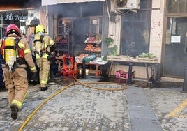 Los bomberos del Sepei actuando en el incendio de Moraleja.