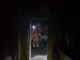 Un bombero del Sepei en un incendio en una vivienda de la provincia de Cáceres.