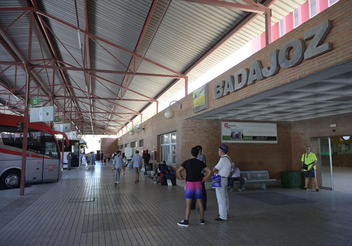 Andenes casi vacíos de la estación de autobuses de Badajoz.