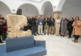 Los asistentes a la inauguración junto a la esfinge del Teatro Romano.