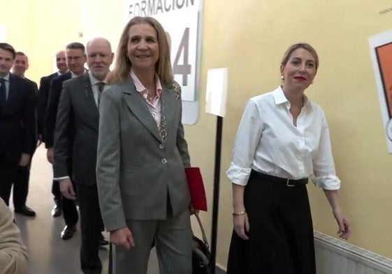 La infanta Elena llega a la inauguración del foro de Mapfre, acompañada por la presidenta de la Junta de Extremadura, María Guardiola.