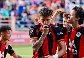 Leandro besa el escudo del Extremadura durante un partido de la temporada pasada.