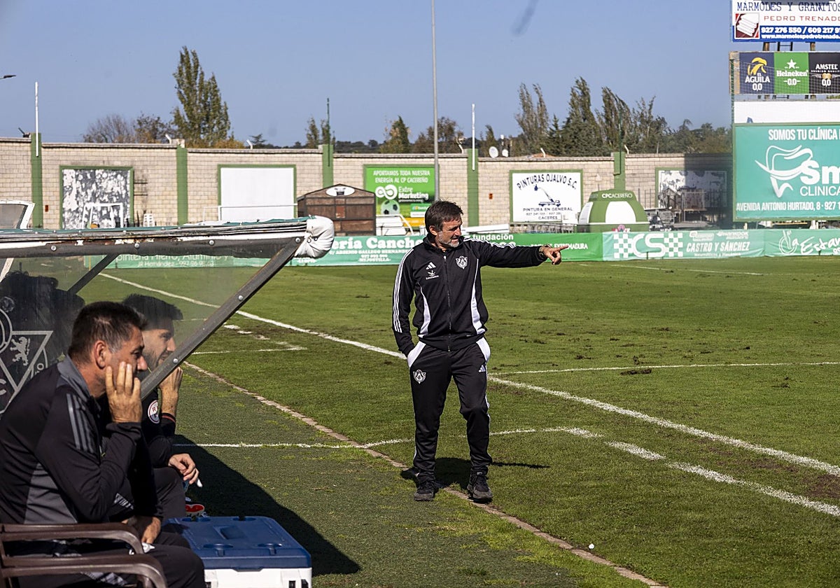 Julio Cobos da indicaciones a sus jugadores durante un partido del Cacereño en el Príncipe Felipe.
