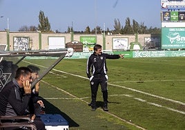 Julio Cobos da indicaciones a sus jugadores durante un partido del Cacereño en el Príncipe Felipe.