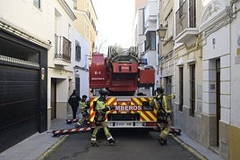 Los bomberos esta mañana tras socorrer a la mujer.